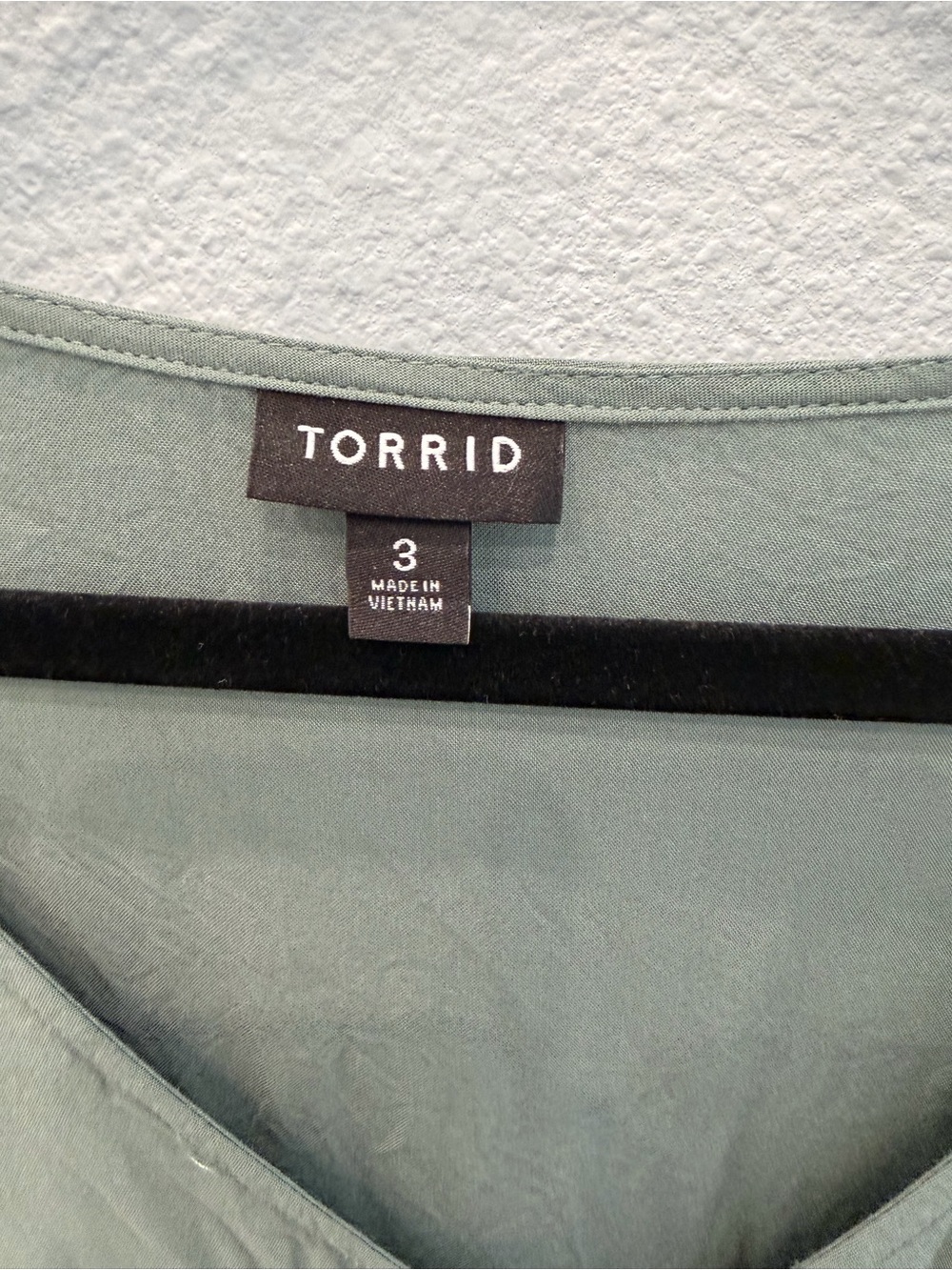 Torrid "Dark Forest" Challis Side Tie Button Front V-Neck Top Plus Size 3 - Picture 9 of 13